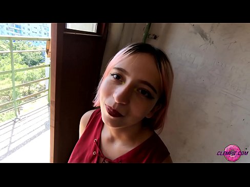 ❤️ Študentka zmyselne fajčí cudzinca vo vnútrozemí - strieka mu na tvár ❤ Krásne porno na nás ❌️